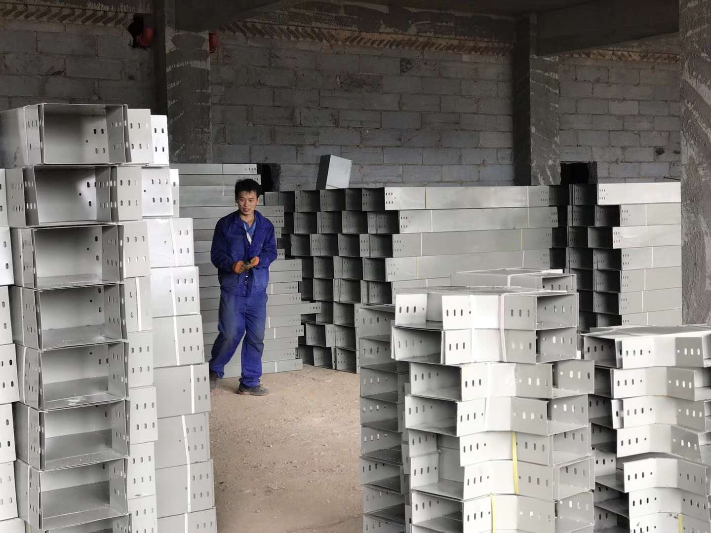 云南桥架.jpg 云南桥架.jpg