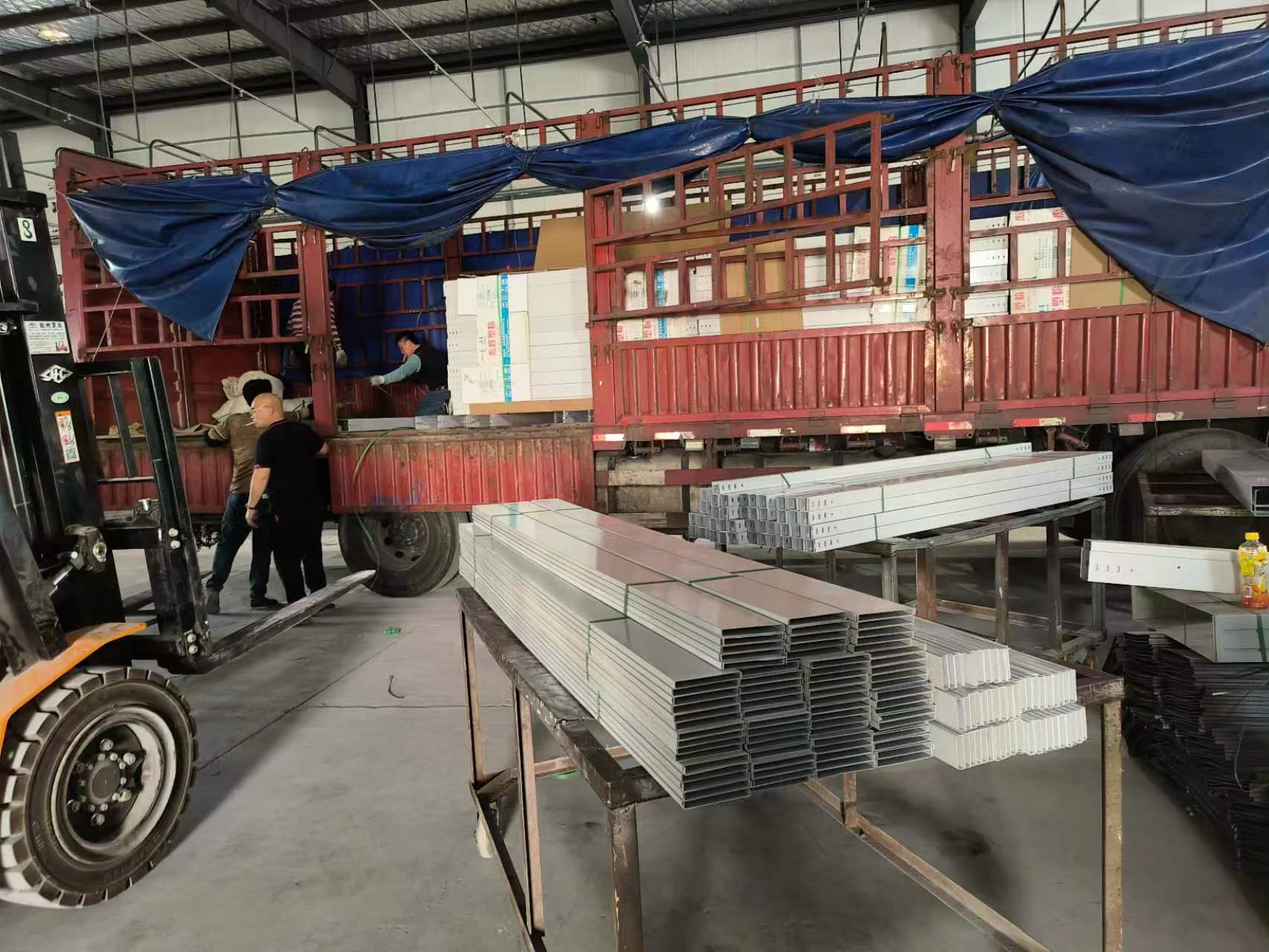 云南昆明桥架工厂生产的喷塑桥架发往山东用于厂房建设