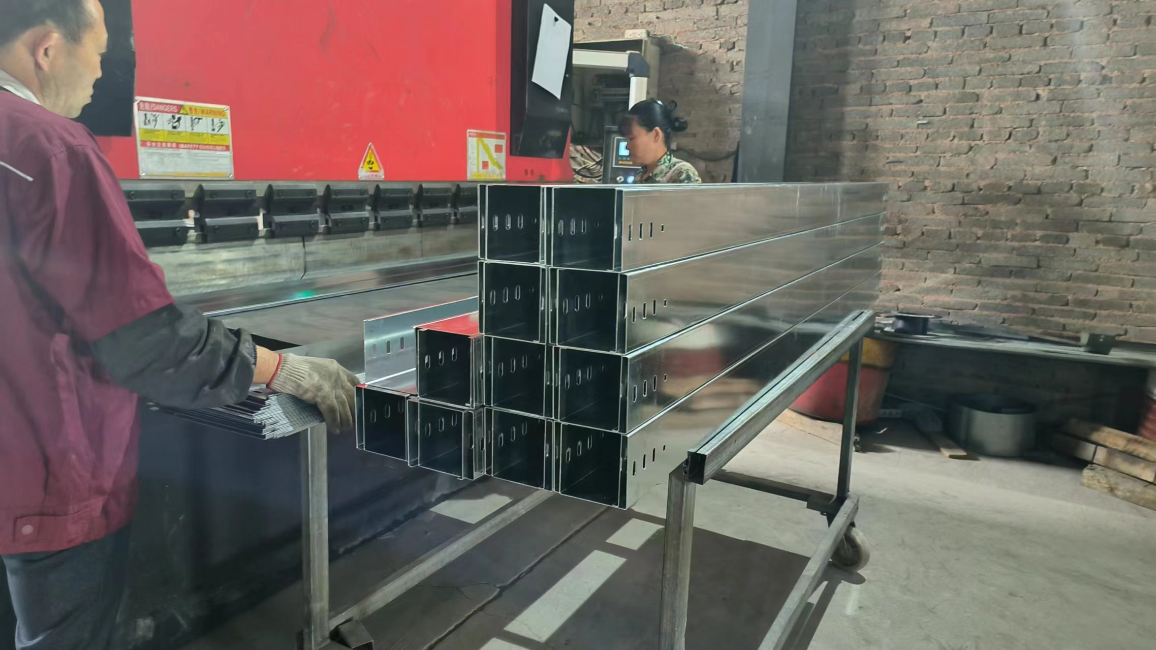 昆明镀锌桥架折弯的过程中有哪些注意点